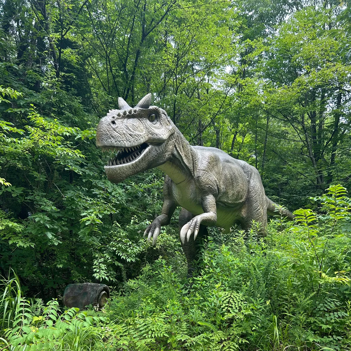 鋭い目つきのアロサウルス