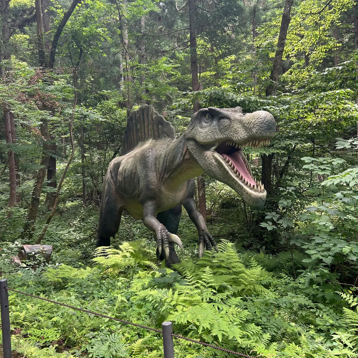 池の中から姿を現す巨大なスピノサウルス